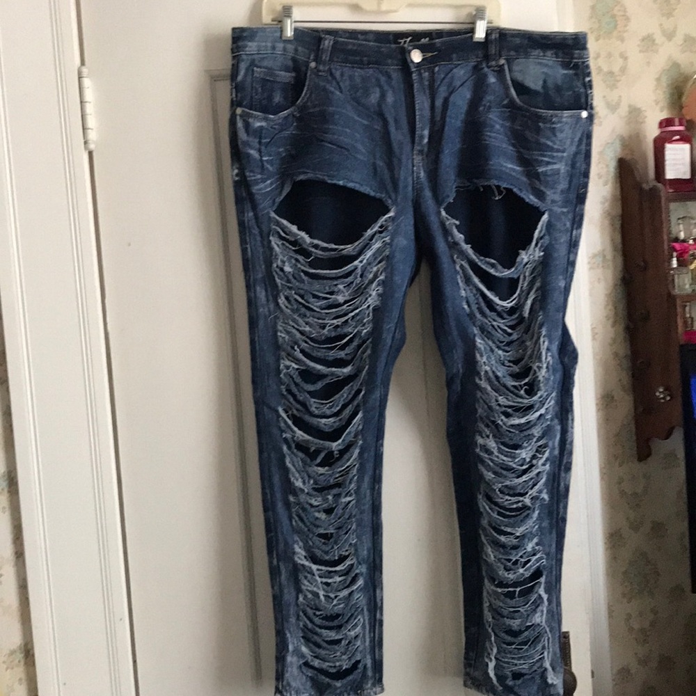 Shredded Jeans 👖